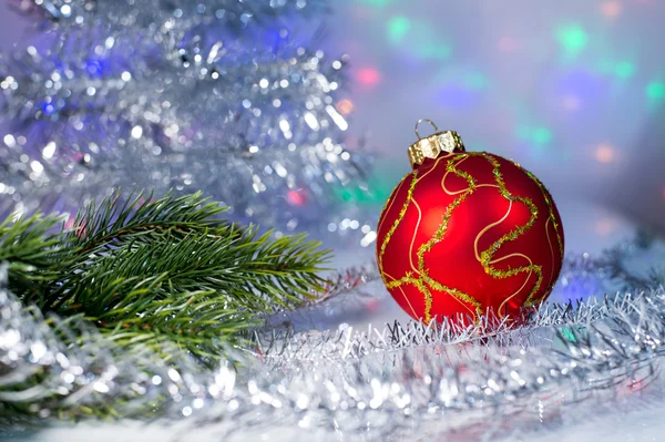 Red Christmas bal en boom tak op de achtergrond verlichting garl — Stockfoto