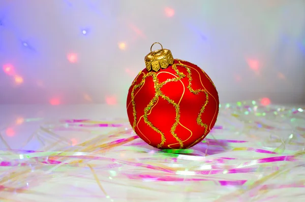 Röd jul boll på bordet — Stockfoto