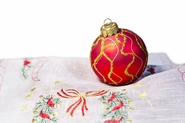 Tovagliolo rosso ricamato palla di Natale isolato — Foto Stock