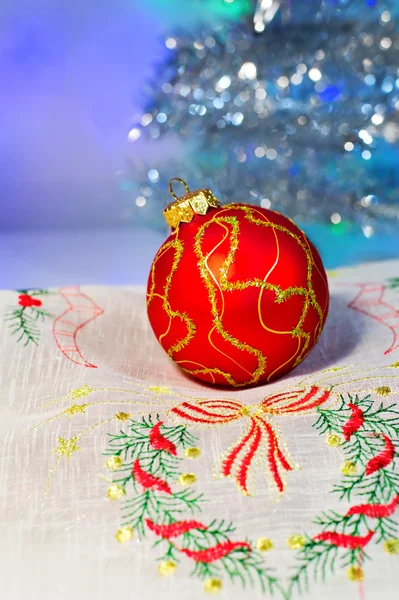 Röd jul boll på en servett — Stockfoto