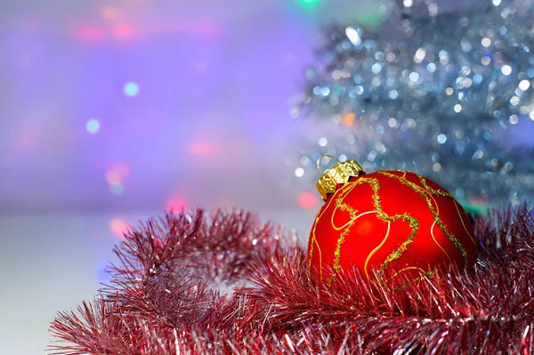 Červená vánoční koule pod strom a kejklířů — Stock fotografie