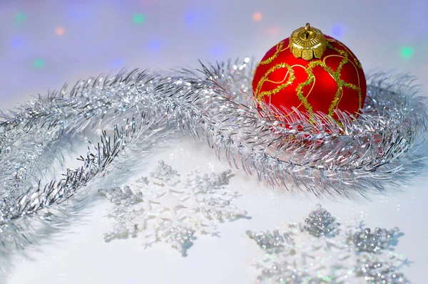 Bola de Navidad, oropel y copos de nieve — Foto de Stock