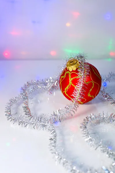 Rote Christbaumkugel und Lametta — Stockfoto