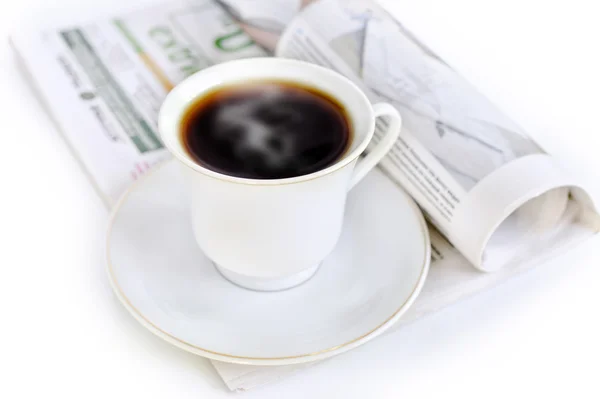 Una tazza di caffè caldo e giornale — Foto Stock