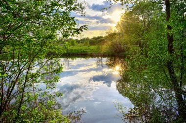 Nehirde bahar günbatımı
