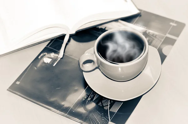 Filiżankę kawy na biurku w biurze — Zdjęcie stockowe