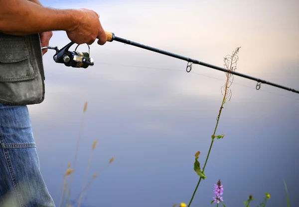 Spinnen in de handen van de fisher — Stockfoto