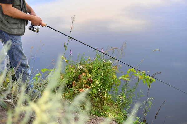 Spinning i händerna på fisher — Stockfoto