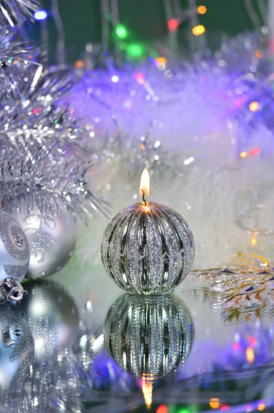 Kerstversiering met kaars en zilver ballen. — Stockfoto