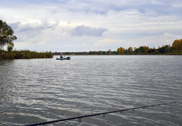 水景观与渔民在湖和云上的小船 — 图库照片