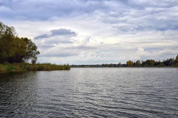 Bulutlar ve dalgalanan su, su yatay — Stok fotoğraf