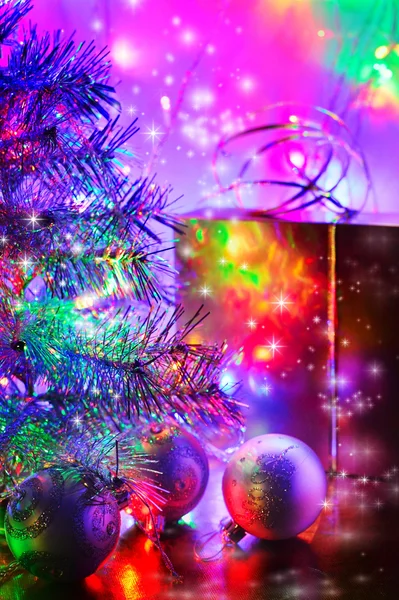Julgran, bollar, låda, upplyst av fairy ljus — Stockfoto