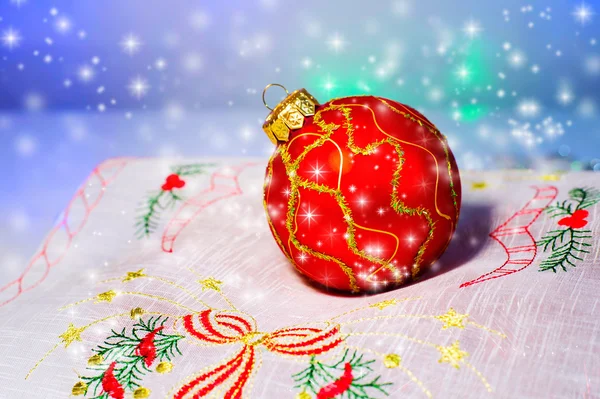 Palla di Natale rossa su un tovagliolo. Decorazioni natalizie . — Foto Stock