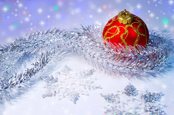 Christmas ball, glitter och snöflingor. Juldekorationer. — Stockfoto