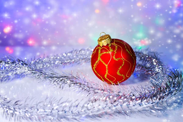 Bola roja de árbol de Navidad y oropel. Decoraciones de Navidad . — Foto de Stock