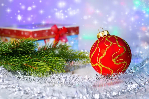 Red Christmas ball, fir branch and with gift box. Christmas deco — Stock Photo, Image