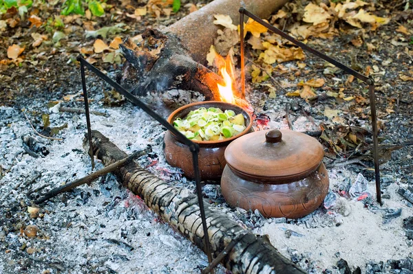 Pieczeń w glinianym garnku na węgiel drzewny — Stockfoto