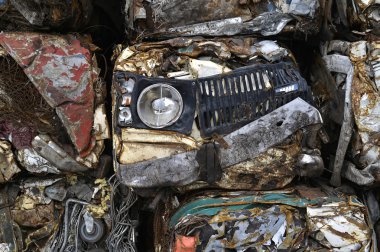 Bir yığın işleme için bloklar halinde sıkıştırılmış otomobillerin