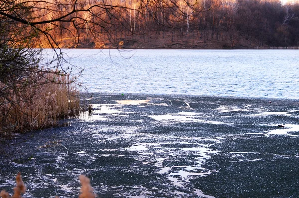 Spring landscape with melting ice on the lake on a clear day — Stock Photo, Image