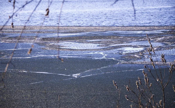 Paisagem de primavera com gelo derretendo no lago em um dia claro — Fotografia de Stock