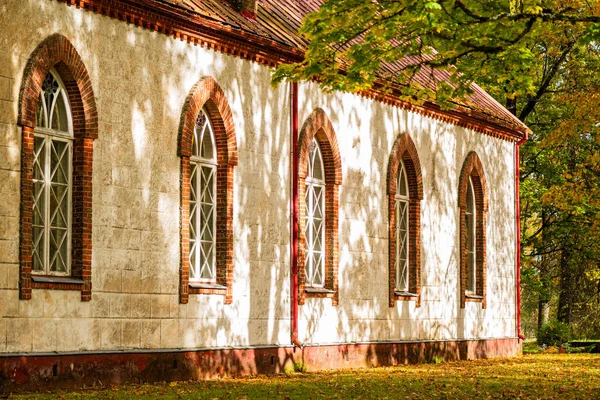 Güneş ışığının yapıyı aydınlatmasına izin veren büyük ve zarif pencerelerin yer aldığı parlak bir kilise perdesi. Mimari ayrıntılar ve temiz çizgiler dinginlik, ihtişam ve ebedi güzellik hissi verir..