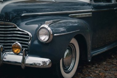 Klasik tasarım unsurları ve eski detayları gösteren klasik araba parçalarının yakın plan görüntüsü. Görüntü, nostaljik cazibeyi, dokuyu ve eski otomobillerin zamansız zarafetini vurguluyor..