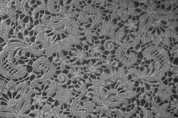 Siyah ve beyaz kabartmalı çiçek deseni. Karmaşık süslemeli ve desenli bir yüzeyi var. Zarif monokrom tasarımı dekor, el sanatları ve grafik tasarım projeleri için çok yönlü sanatsal bir arkaplan yaratır..
