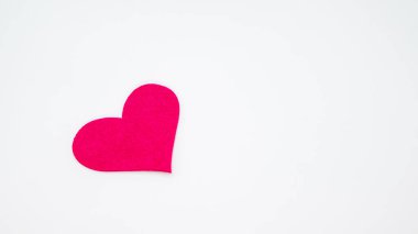 Pembe kalp şekli beyaz arka planda izole edilmiş ve kopyalama alanı var. Romantizmi, ilgiyi, sevgiyi, duyguları ve basit tasarım konseptini temsil eden asgari sevgi sembolü.