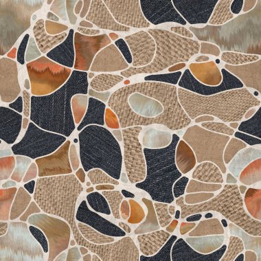 Çuval bezi, karton ve kot kolajı.