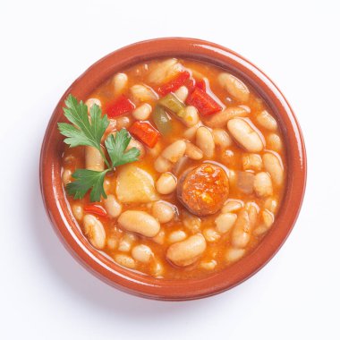 Geleneksel İspanyol fasulye güveci sucuklu ve beyaz arka planda izole edilmiş patatesli. Üst görünüm.