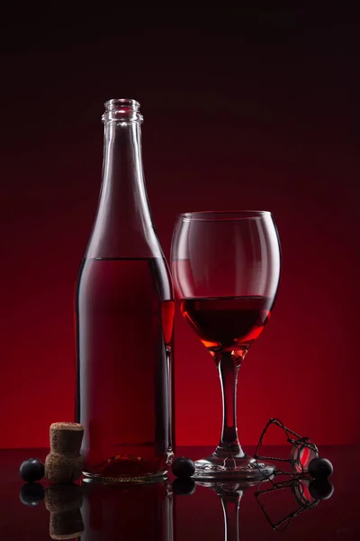 Fles Glas Lambrusco Wijn Rode Donkere Achtergrond — Stockfoto