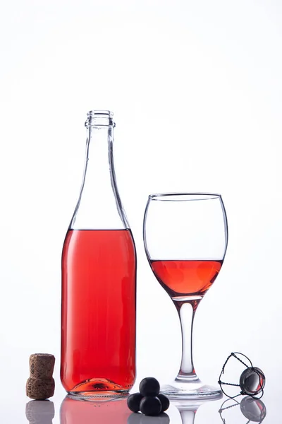 Flasche Und Glas Lambruscowein Auf Weißem Hintergrund — Stockfoto