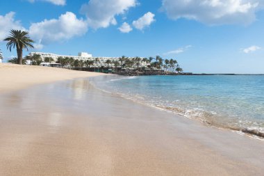Costa Teguise 'deki güneşli sahil, Lanzarote, Kanarya Adaları, İspanya.