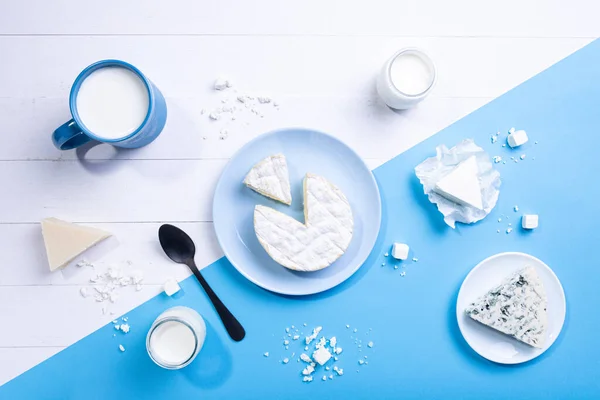 Composición Plana Con Productos Lácteos Fondo Blanco Azul — Foto de Stock