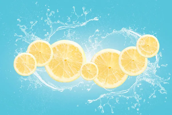 Лимонні Скибочки Бризками Води Ізольовані Синьому Чорному Фоні — стокове фото