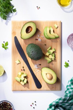 Tahta tabanda taze avokadoların düz bileşimi vardı. Dikey biçim.