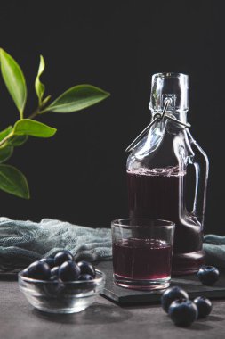 Esmer arka planda yabanmersini suyu ve sürahi..