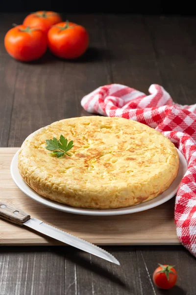 Traditionelles Spanisches Omelett Mit Kartoffeln Und Zwiebeln Auf Dunklem Rustikalem — Stockfoto