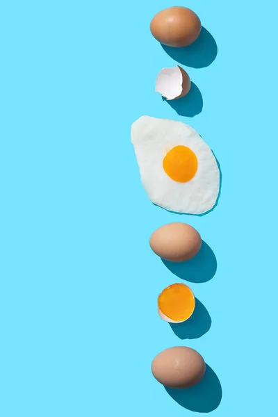 Huevos Marrones Frescos Yema Huevo Huevo Frito Sobre Fondo Azul — Foto de Stock
