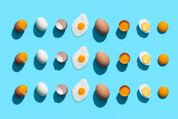 Composición Plana Con Huevos Cocinados Diferentes Maneras Sobre Fondo Azul — Foto de Stock
