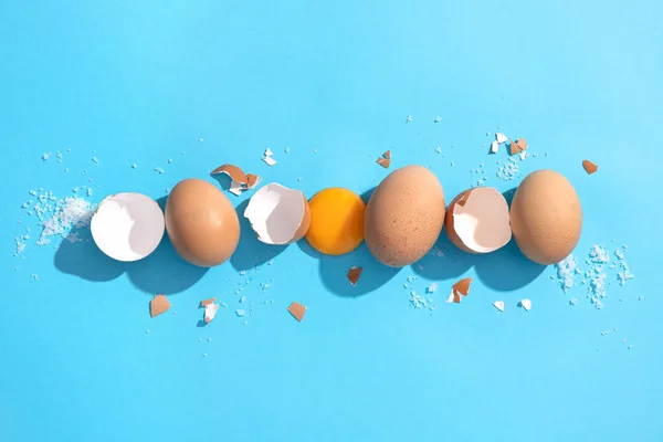 Huevos Marrones Cáscara Huevo Yema Huevo Sobre Fondo Azul Composición — Foto de Stock