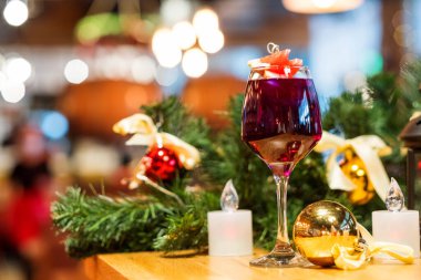 Noel 'i bütün aile bir arada kutluyoruz. Bir bardak şarap, mumlar, Noel süslemeleri, köknar dalları.