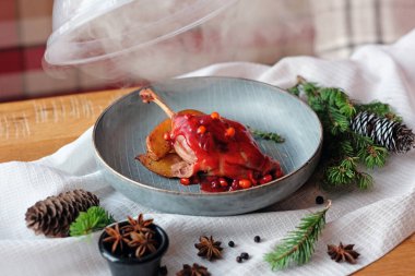 Sosu olan cam saatin altındaki et buharı veriyor. Öğle yemeği vakti.