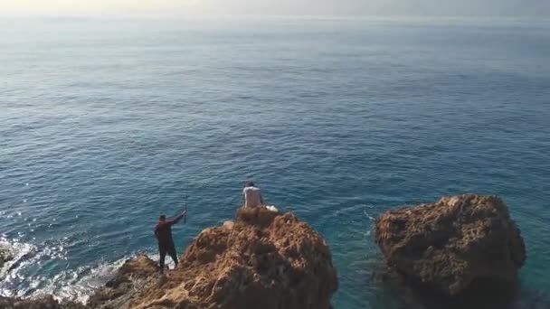 Pescadores Costa Rochosa Dois Homens Estão Pescando Fundo Ondas Cintilantes — Vídeo de Stock