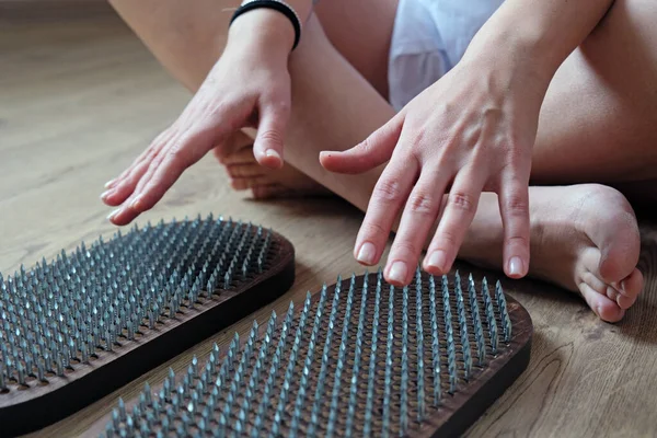 Women Hands Board Nails Woman Put Her Hands Sadhu Board — Stock Photo, Image