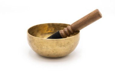 Beyaz arka planda izole edilmiş sopayla el yapımı Tibet şarkı kasesi.