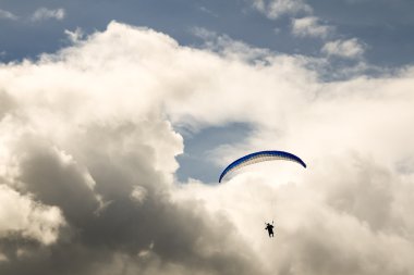 Gökyüzündeki paraglider
