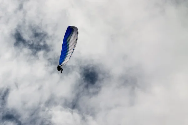 Paragliding against the white clouds — Stock Photo, Image