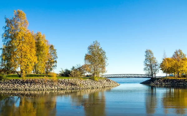 Fredlig ocean bay med en liten bro Stockbild