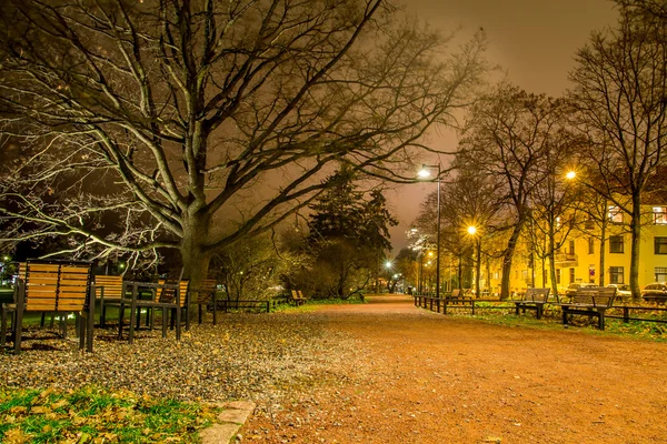 Chemin de gravier dans un parc de la ville la nuit — Photo